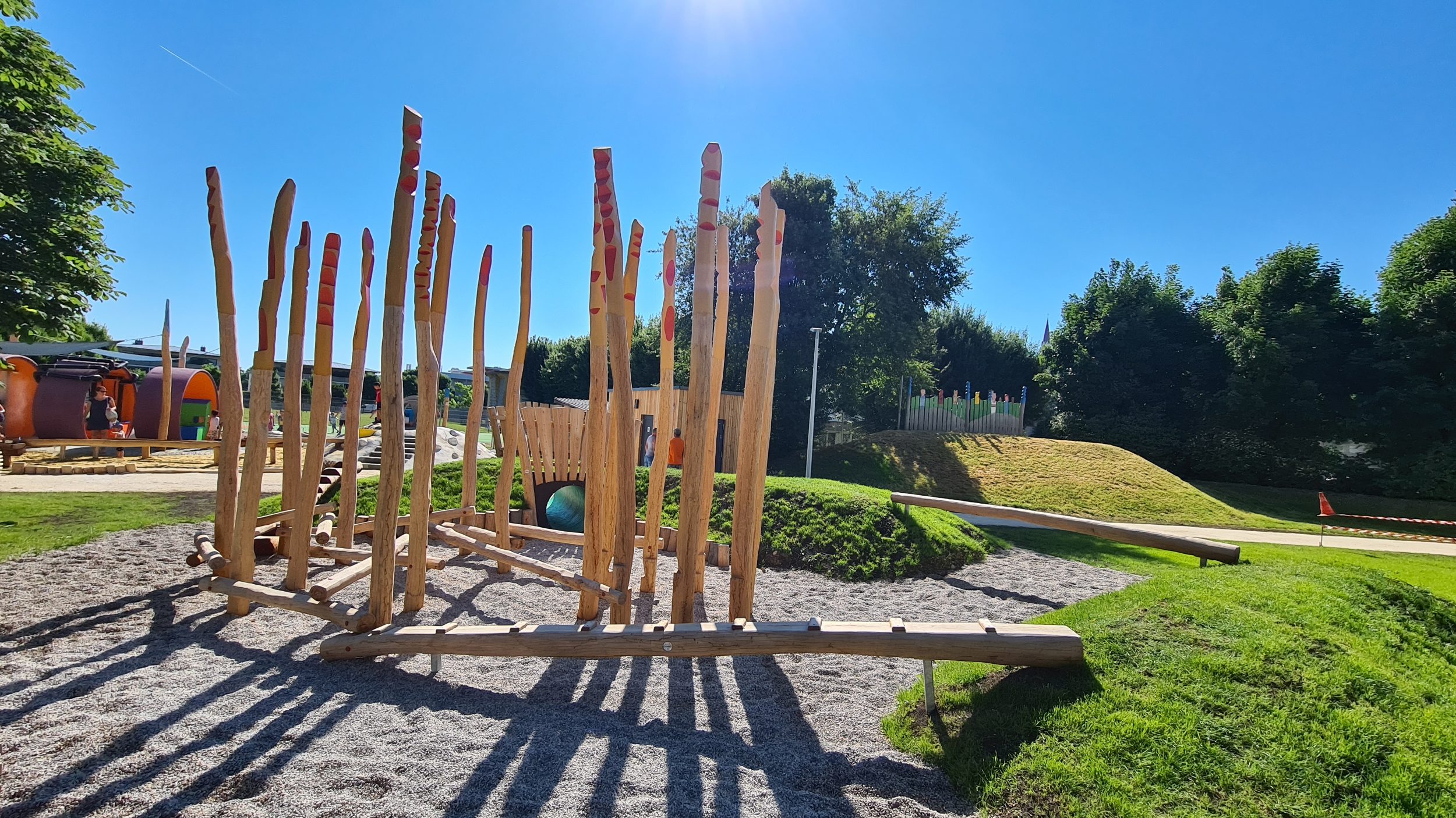Balancierparcours aus Robinienstämmen mit Balken und Wackelbrücke