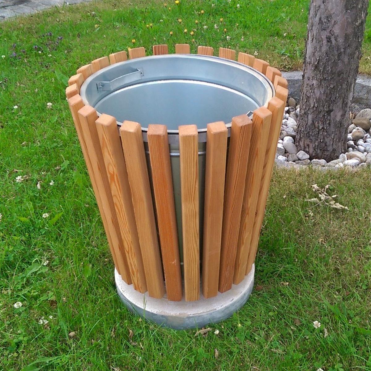 Abfallbehälter mit Holzverkleidung