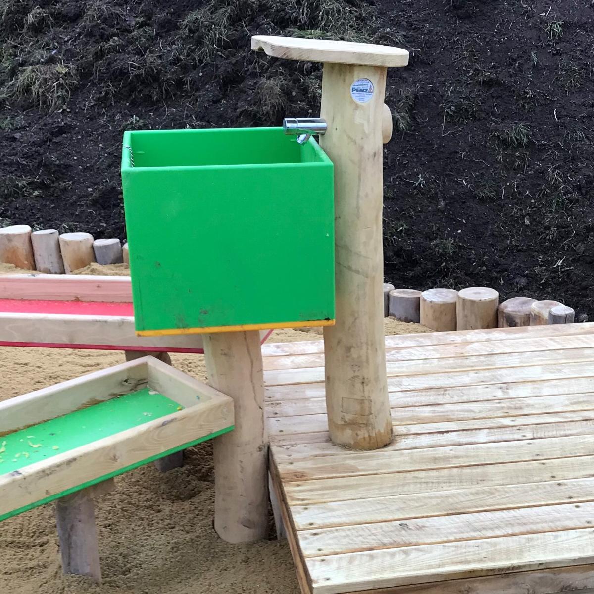 Wasserspender mit Druckknopf - Robinie