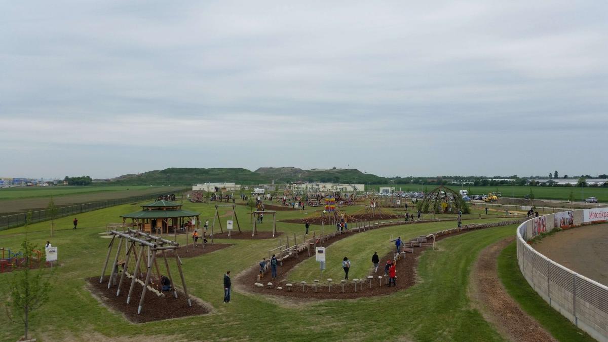 Weitläufiger Bewegungspark in Wien mit zahlreichen Sportgeräten aus Holz
