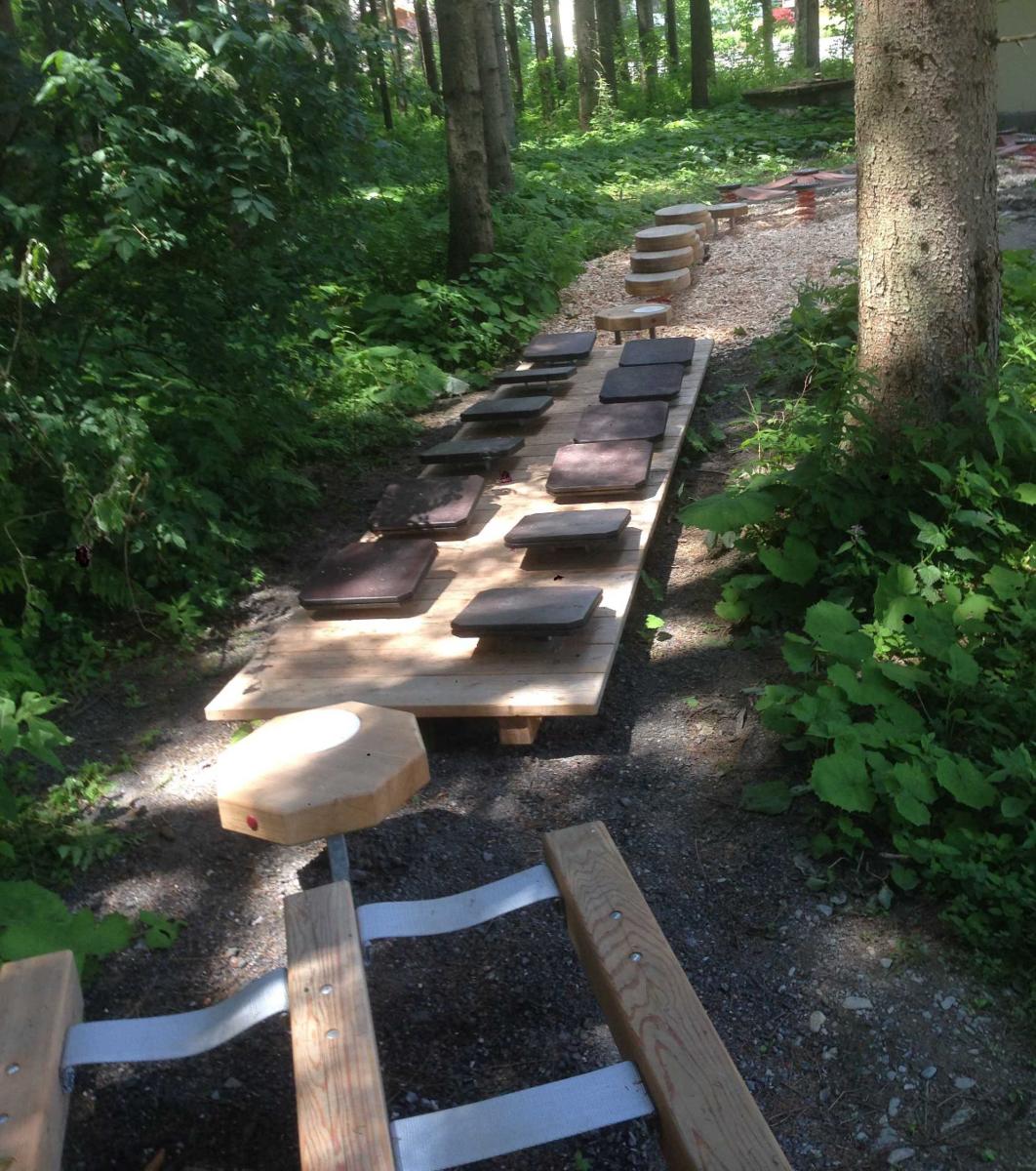 Motorikweg aus Holz mitten im Wald