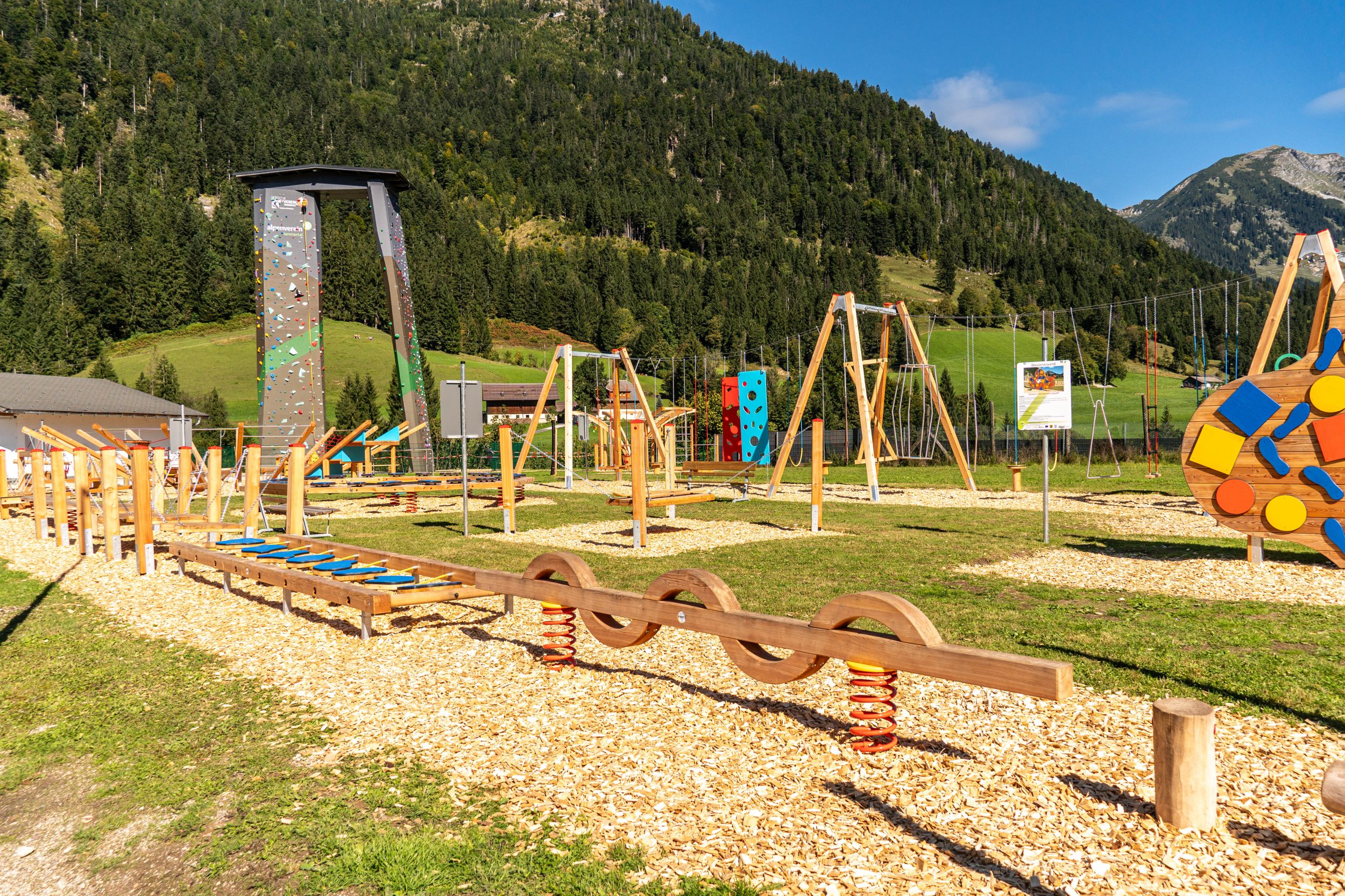Bewegungspark in Rußbach am Paß Gschütt mit Kletterturm, Balancierstrecke und Bergkulisse